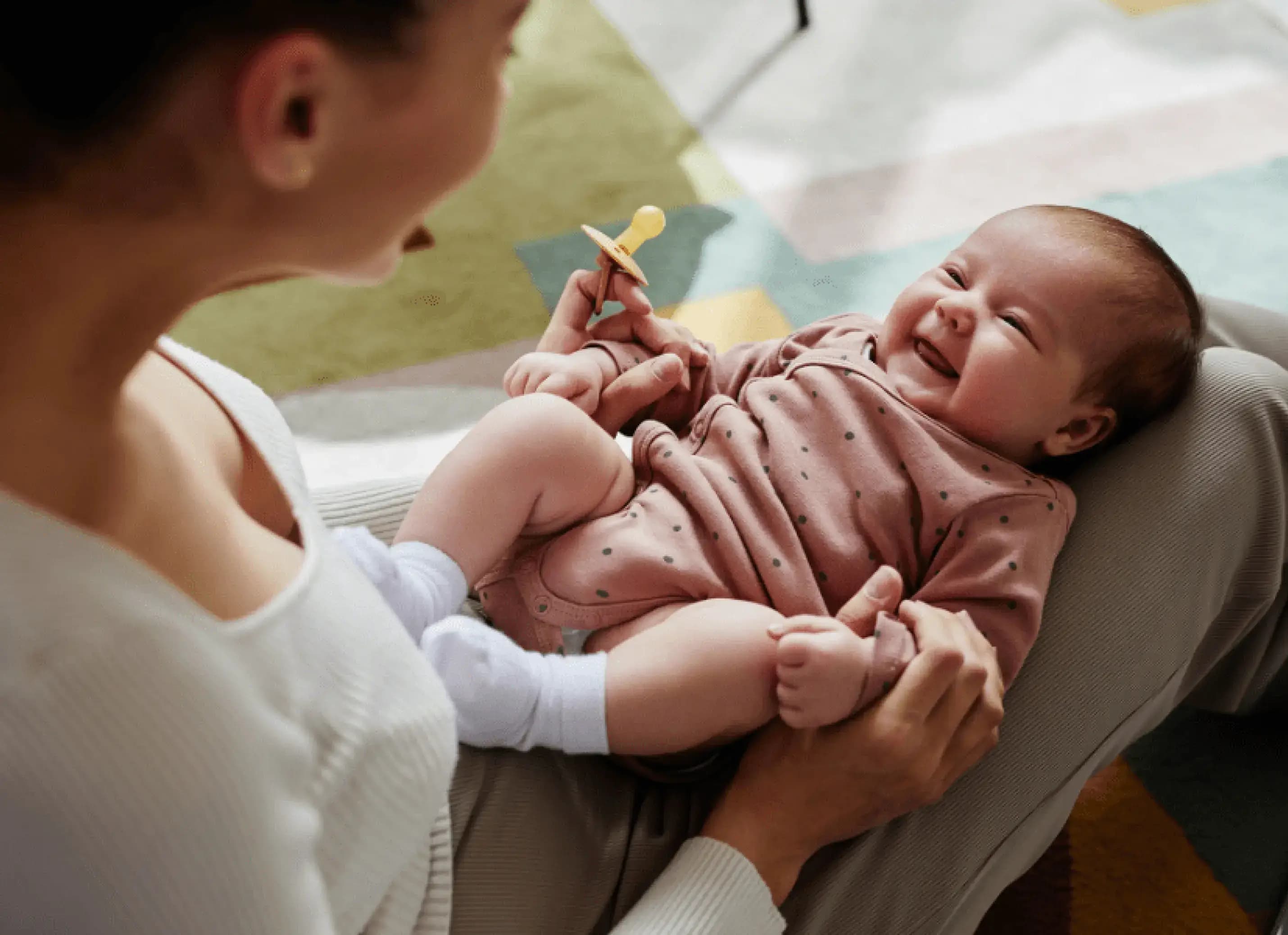 Moeder en baby oefenen babysignalen en -gebaren