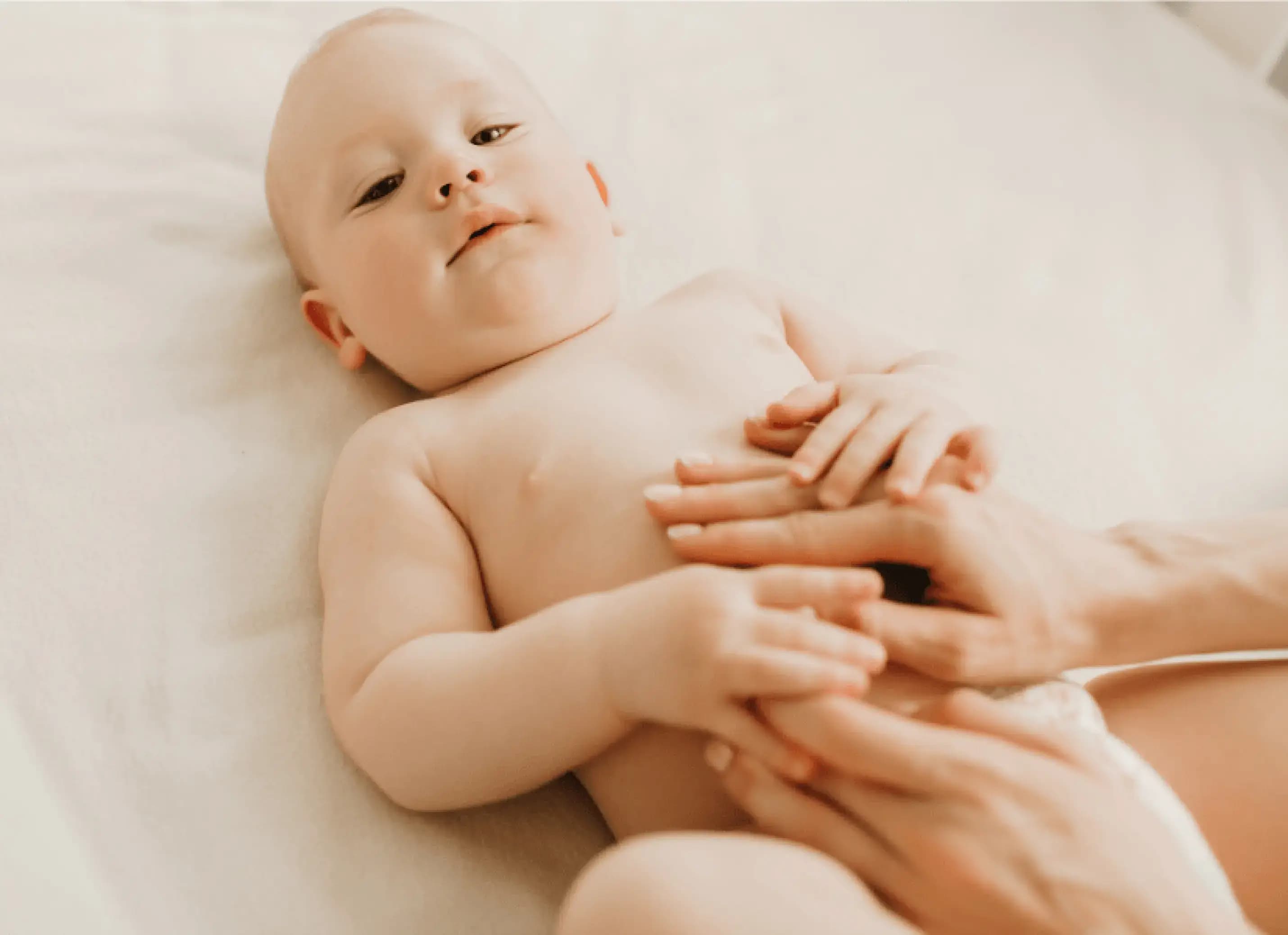 Baby krijgt babymassage