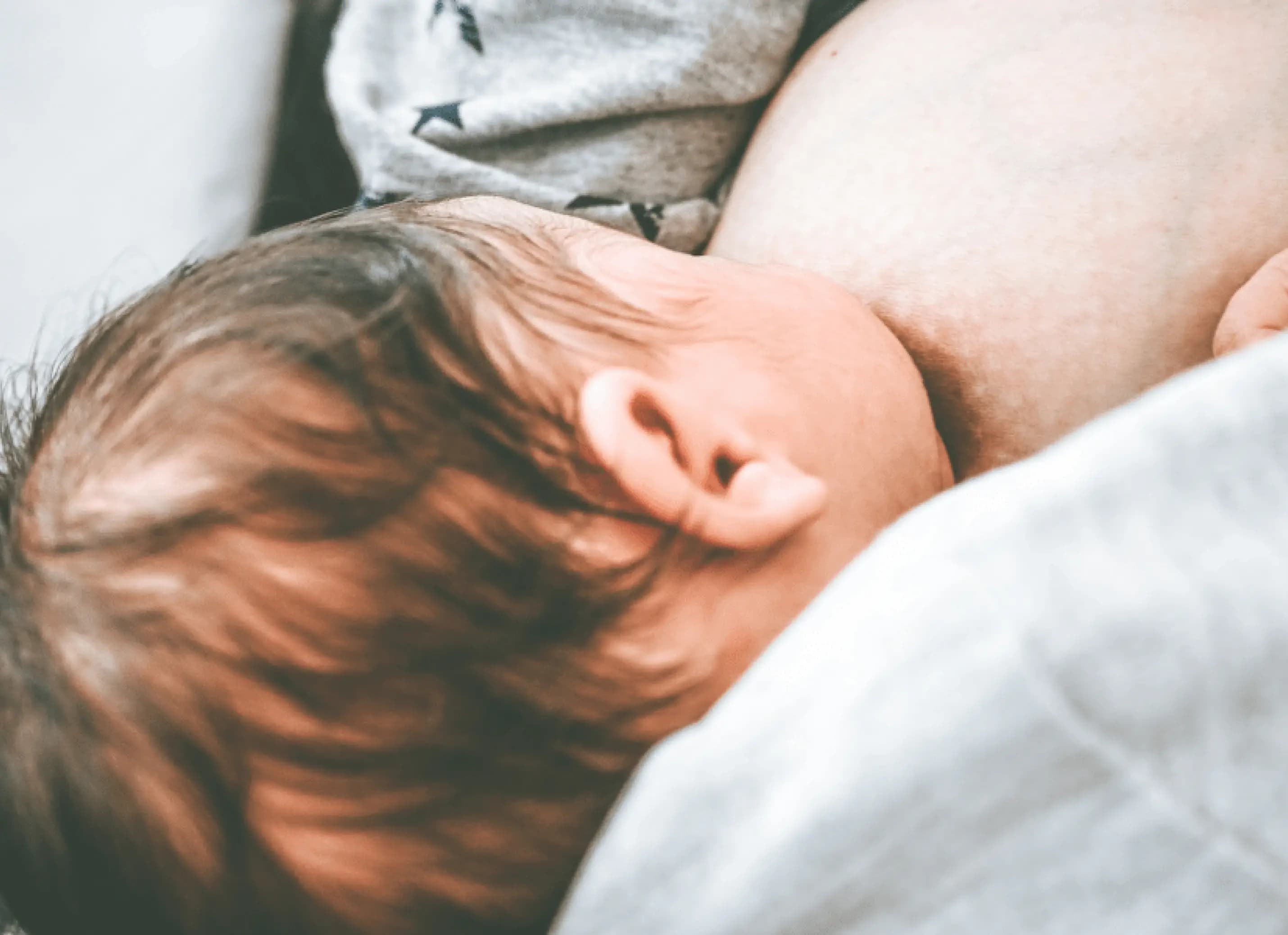 Baby drinkt uit de borst nadat moeder borstvoedingscursus heeft gedaan