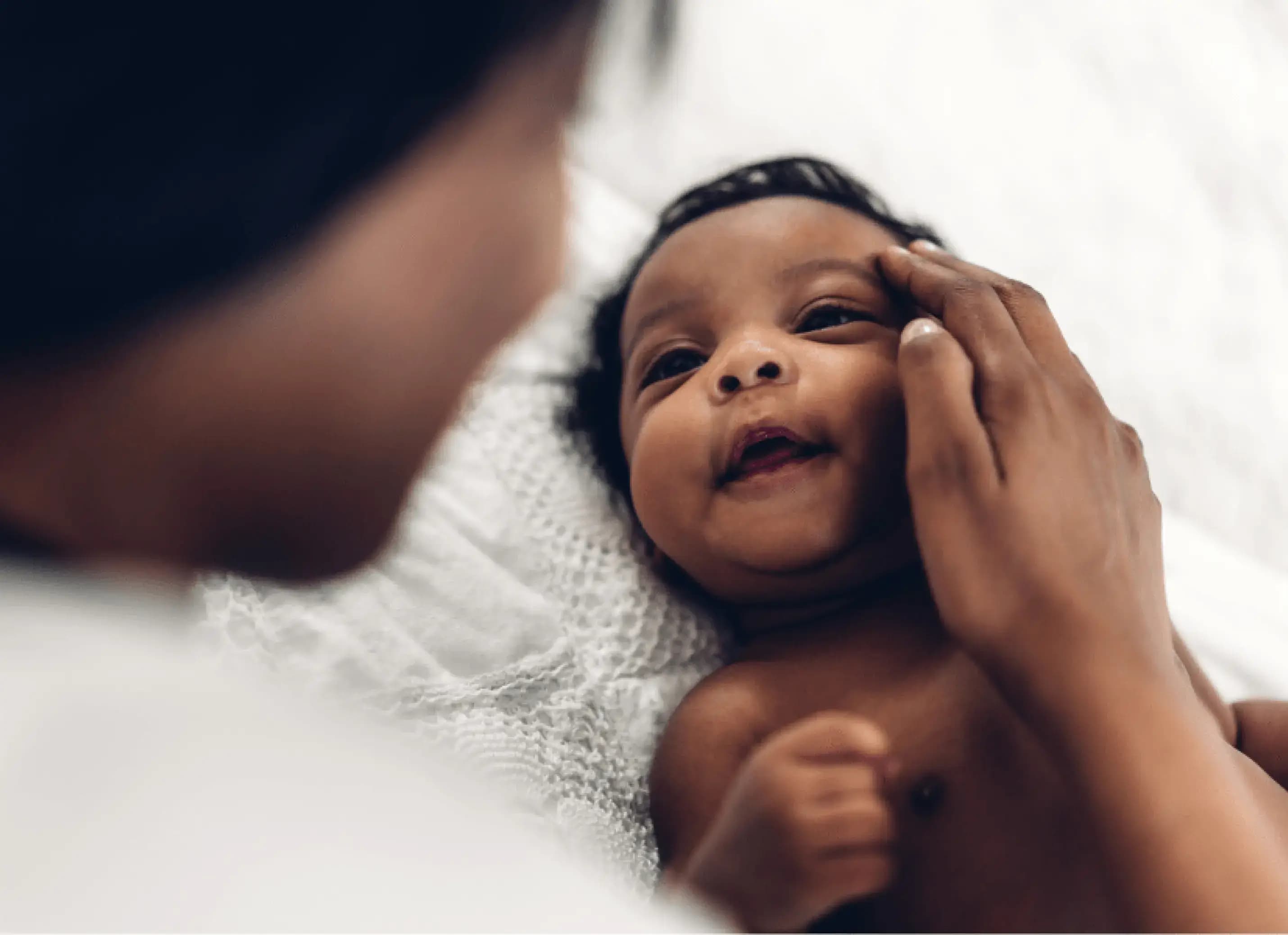 Pasgeboren baby kijkt moeder liefdevol aan
