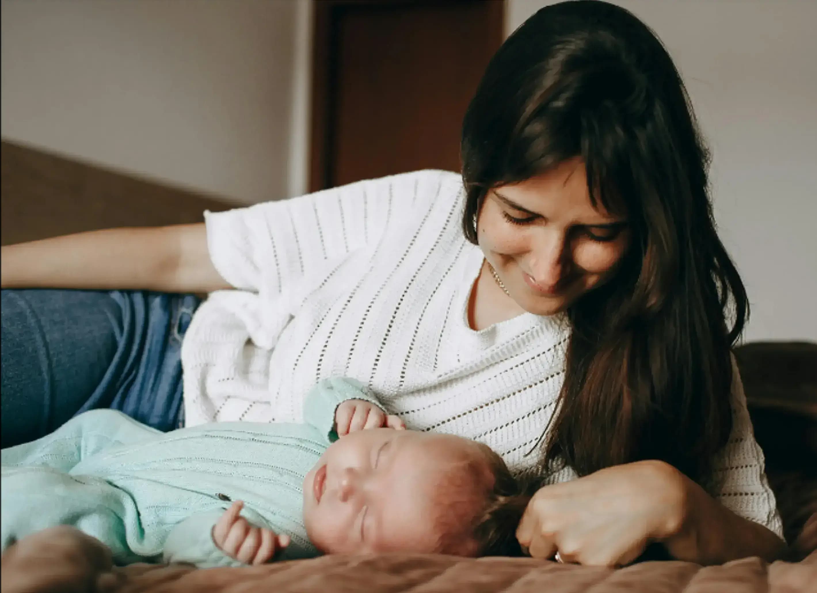 Vrouw volgt thuis de cursus herstel na de bevalling