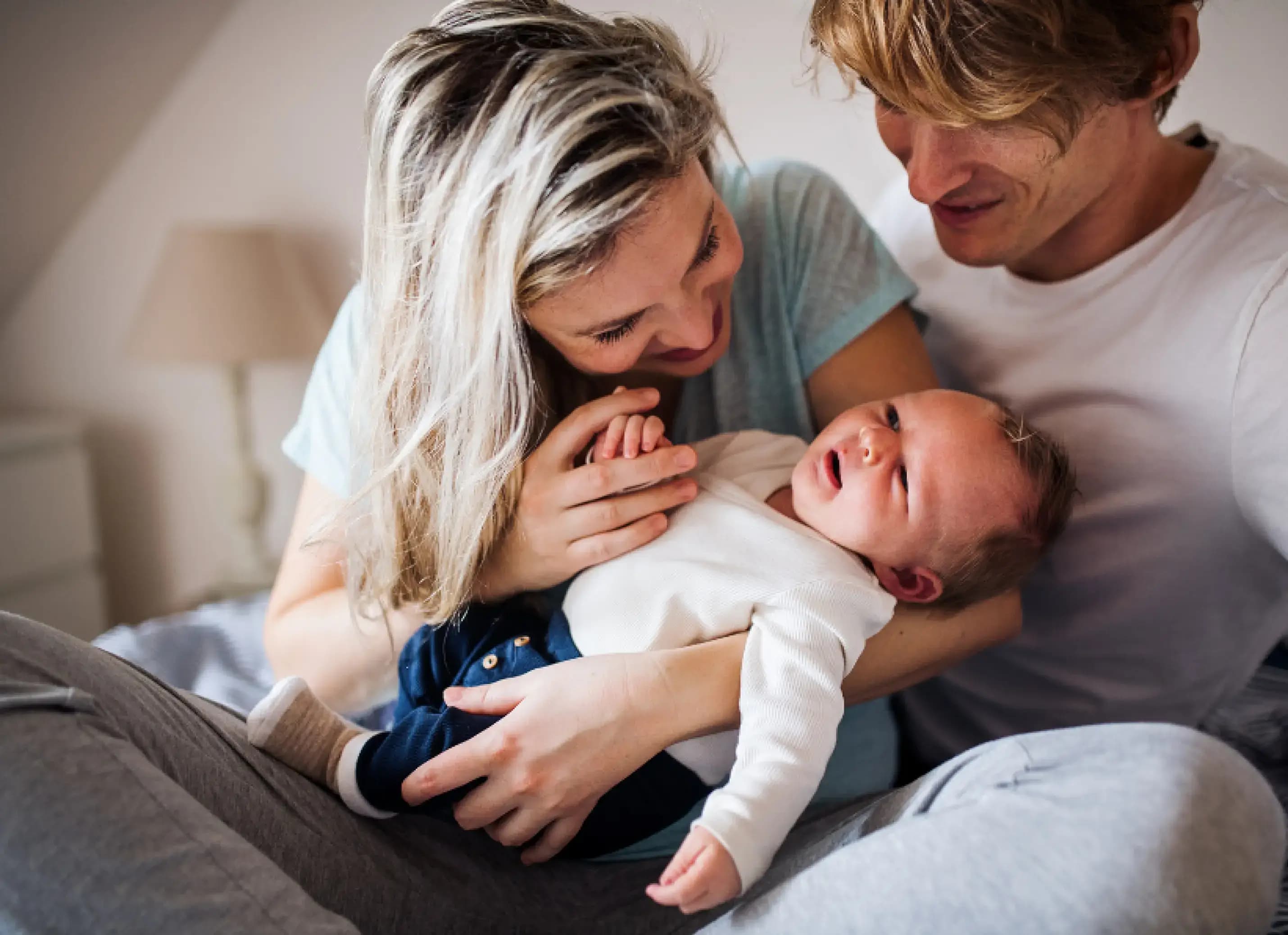 Jonge ouders met pasgeboren baby die een babycursus gaan volgen
