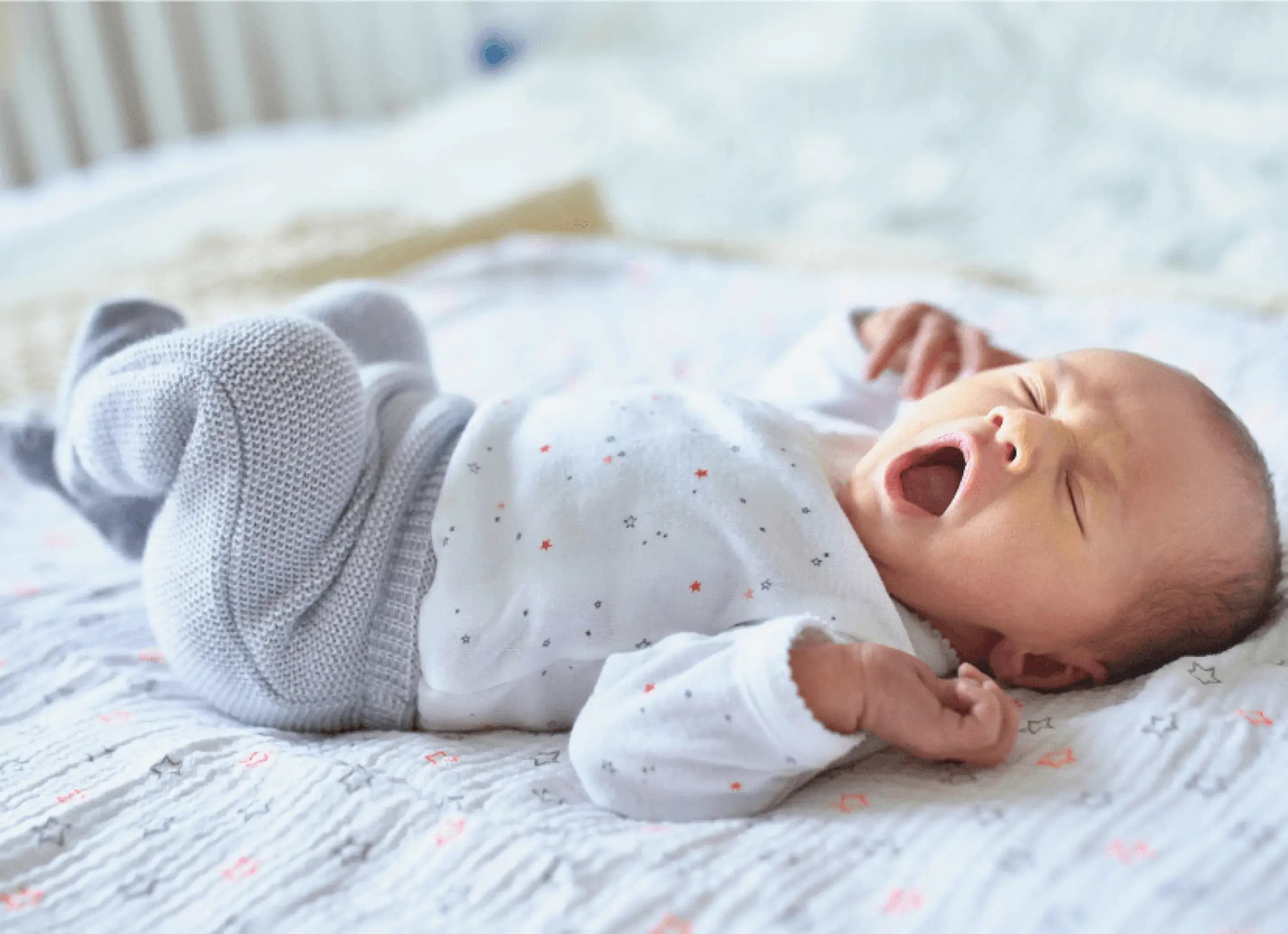 Gapende baby gaat heerlijk slapen door een slaapcursus